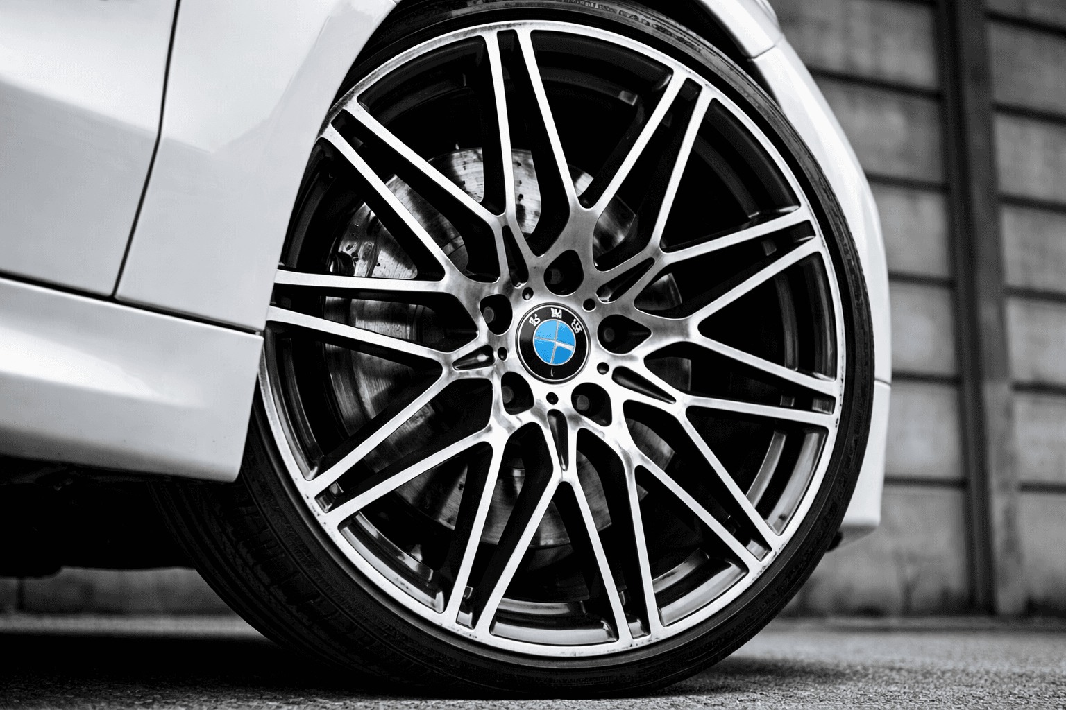 Diamond cut alloy wheel with a restored machined finish